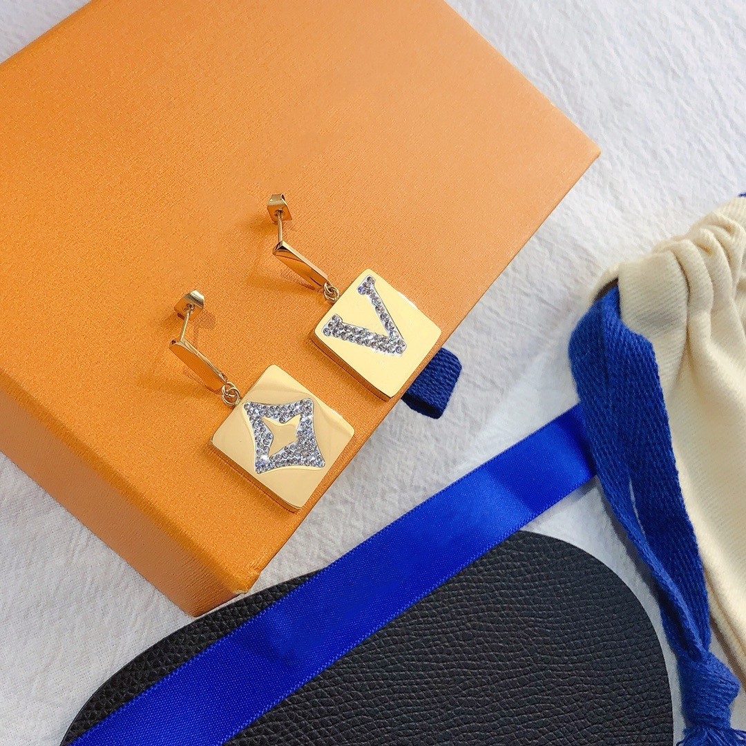 

Classic Style designer earrings Women Lover Heart Studs Luxury Titanium Steel Earrings Printed Wedding Party Gifts Wholesale