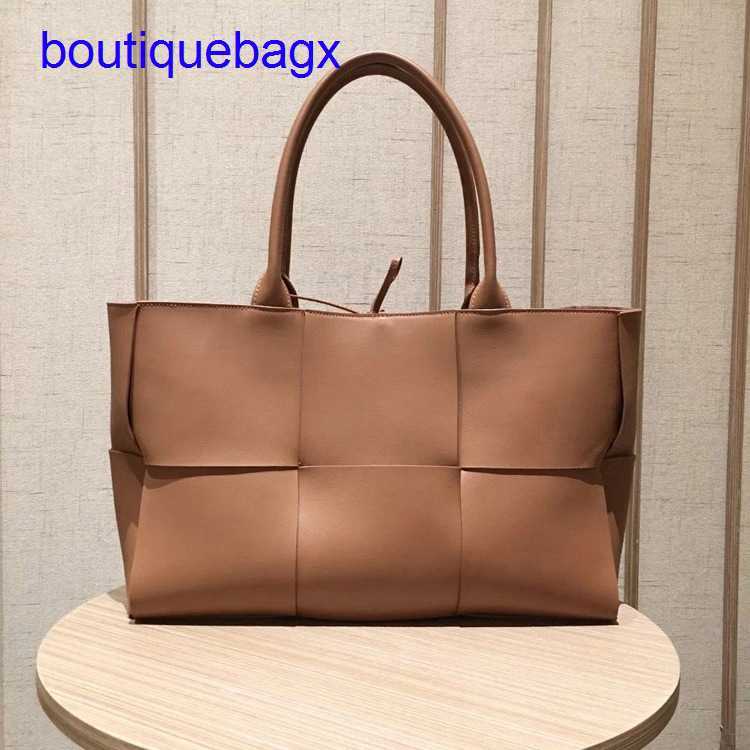 

Luxury Bottegss Venetss Arco Evening Bags online store bag autumn and winter new large 2023 woven tote women's cowhide simple vers With logo JA0P, Light apricot trumpet