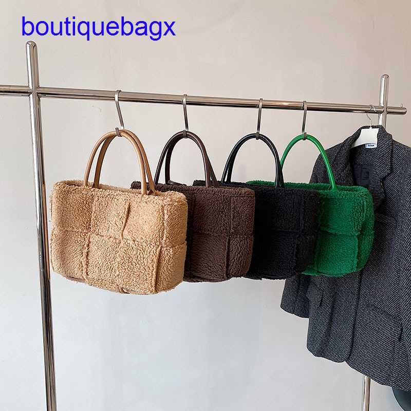 

Luxury Bottegss Venetss Arco Evening Bags online store Autumn and Winter 2023 New Network Red Lamb Wool Knitted Tote Plush Handbag With logo PDNN, Green4
