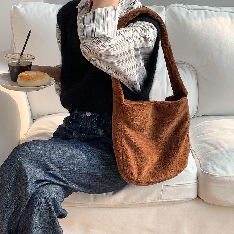 

Evening Bags Winter Casual Plush Shoulder Bag For Women 2023 Trend Large Capacity Soft Simple Handbags Wide Lady Shopping, Beige