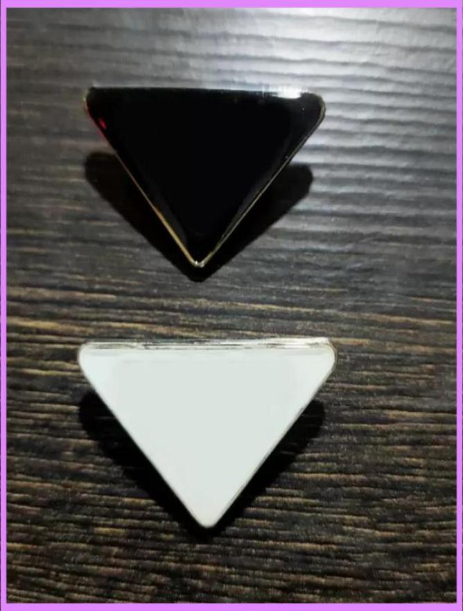 

Metal Triangle Letter Brooch Women Girl Triangle Brooches Suit Lapel Pin White Black Fashion Jewelry Accessories Designer G223176F5379123