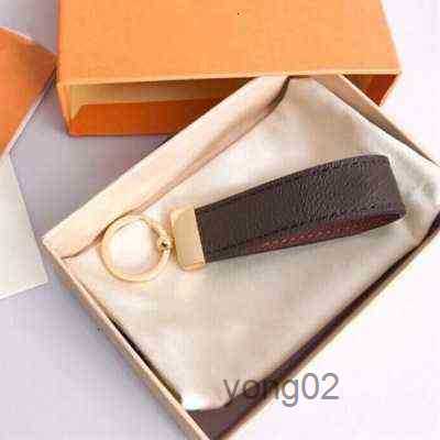 

Designer Keychain Key Chain Buckle Keychains Lovers Handmade Leather Keyring Pendant Accessories Color with Dust Baglfze