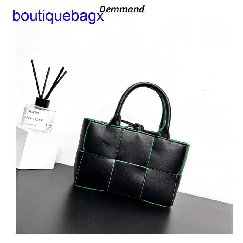 

Luxury Bottegss Venetss Arco Evening Bags online store 2023 new bag autumn and winter texture large woven tote women's leather cap With logo 89D8, White cowhide-