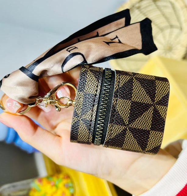 

4Colors Cute Presbyopia Leather Cartoon KeyChain Coin Purse Headset Design Tassel Key Ring PU Leather Car Keychains Jewelry Bags Charm Gold Chains