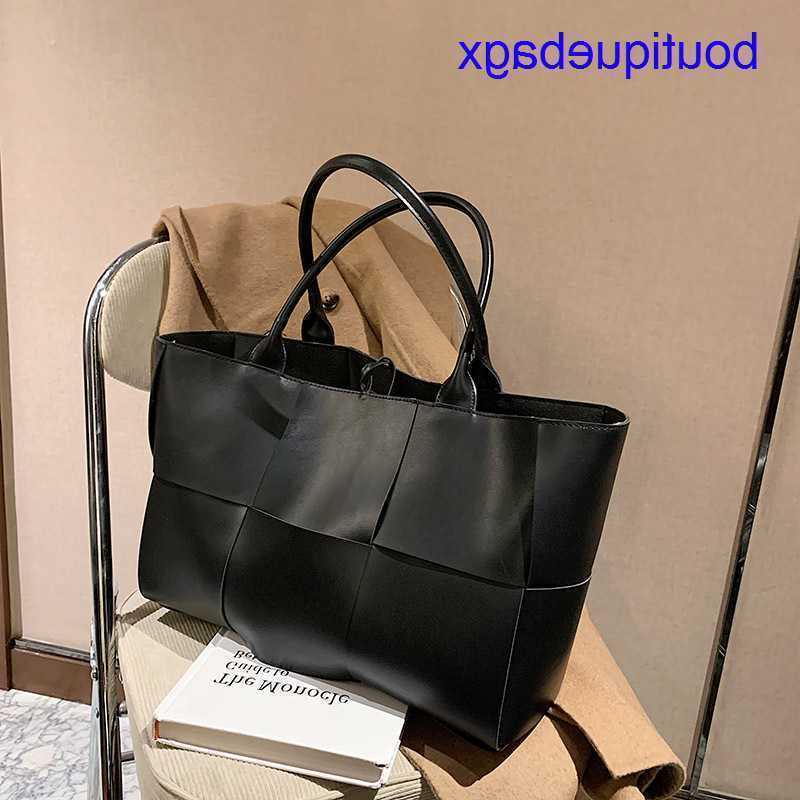 

Luxury Bottegss Venetss Arco Evening Bags online store new shoulder 2023 Large Korean textured bag female large capacity woven Tot With logo 8HJP, Black6