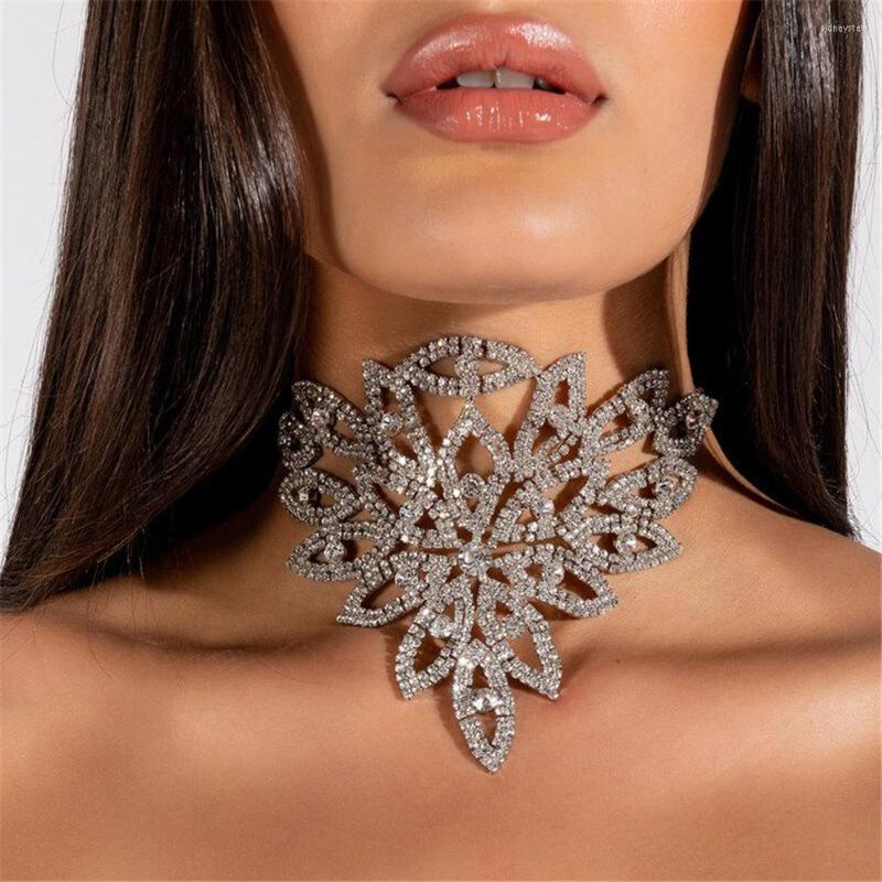 

Choker Luxurious Sexy Rhinestone Flower Shape Hollow Necklace Ladies Exaggerated Fashion Shiny Crystal Jewelry Accessories