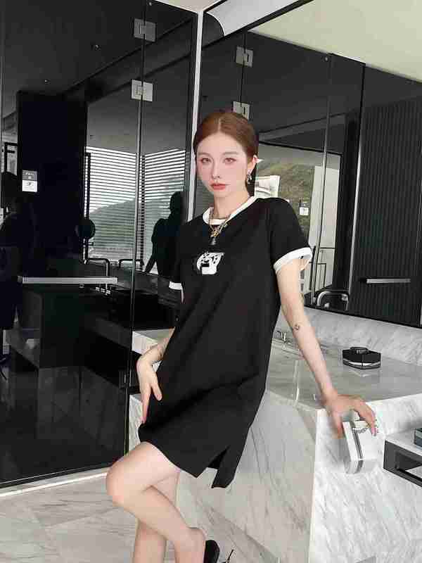 

Casual Dresses designer 23 spring and summer small fragrant round neck color contrast long T skirt letter 5 badge embellishment dress D2K3, Black