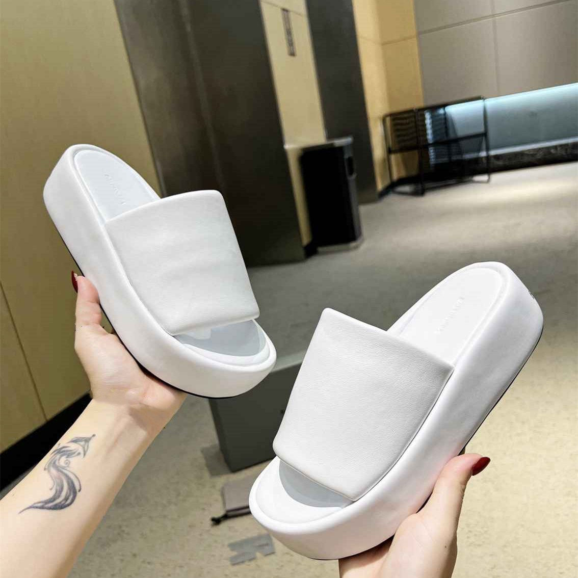 

sandals Designer Paris slide slipper platform Balencaigaity Rubber Sandal black bright pink white mens sneakers luxury womens beach shoes b7b