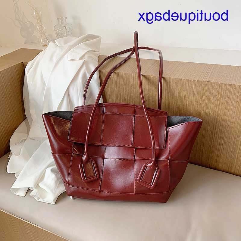 

Luxury Bottegss Venetss Arco Evening Bags online store Winter Autumn Texture 2023 Big and Women's Fashion Woven One Shoulder Under With logo 05OH, White4