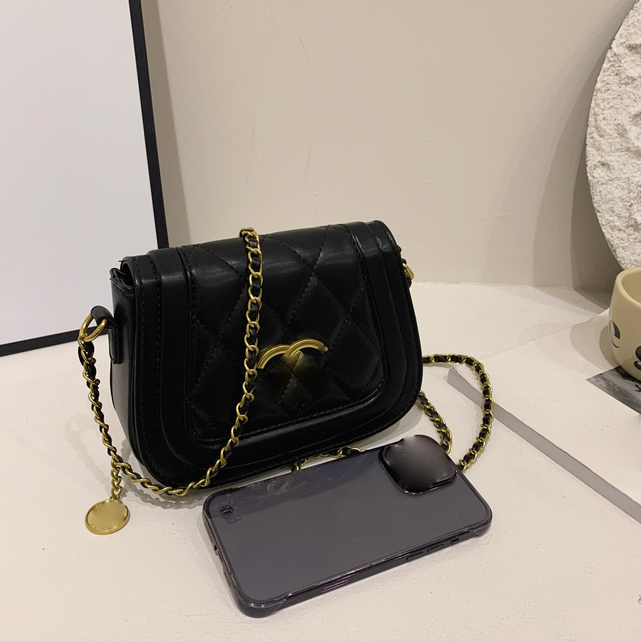 

CHANEI Designer Bags Handbag Shoulder Bag Chain with Golden Round Logo Womens Purses and Handbags Internal Spacerbag 20X15X7cm