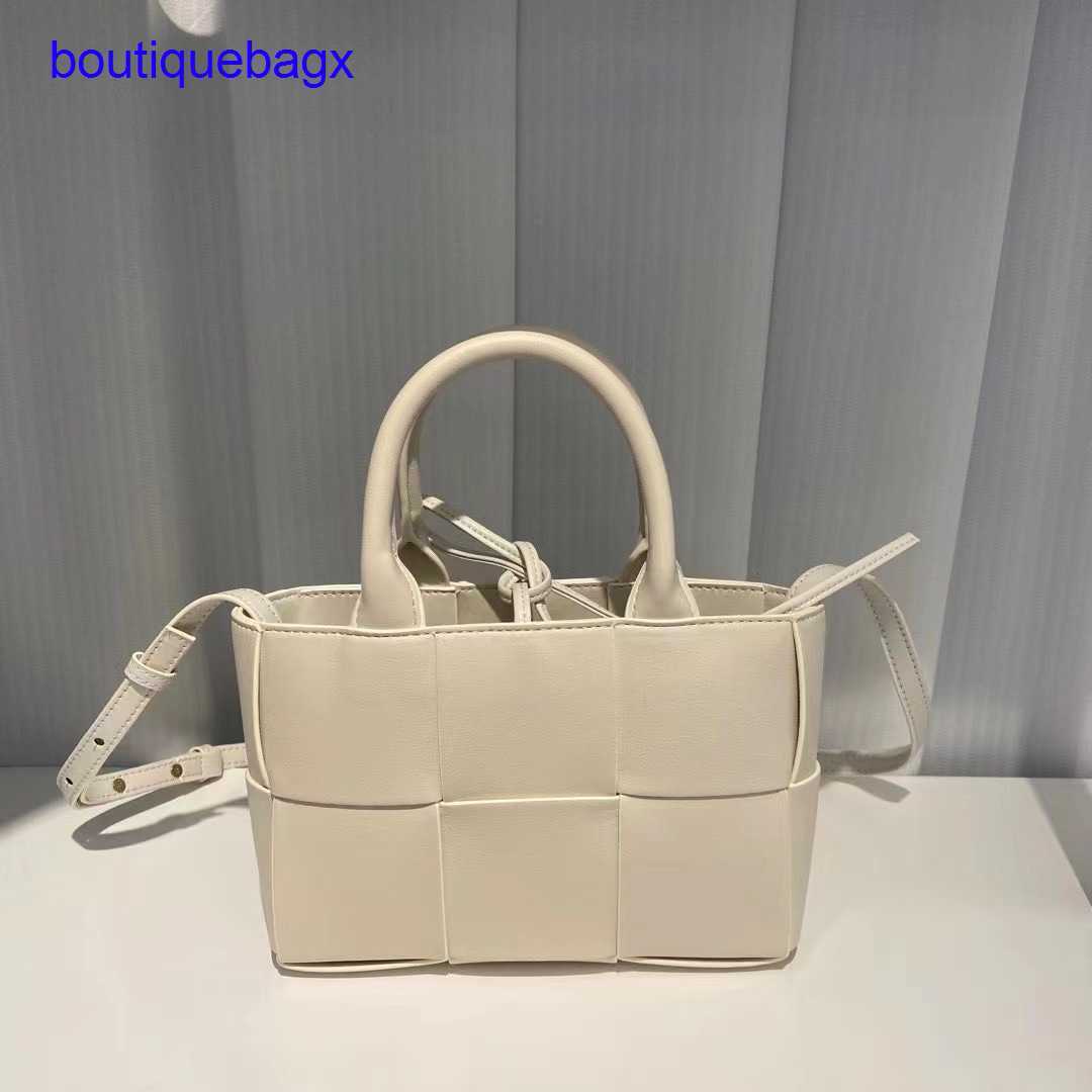 

Luxury Bottegss Venetss Arco Evening Bags online store vegetable 2023 new woven tote bag large capacity basket color contrast leat With logo SA50, Silver10