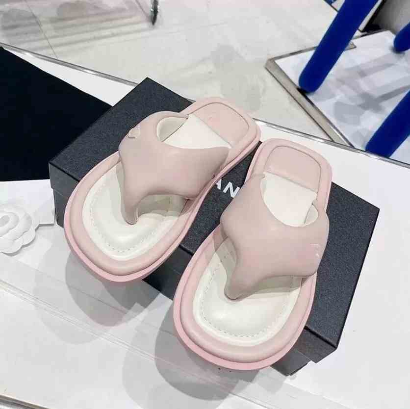 

2023 New Luxury Brand Flat Sandals Summer Fashion Slippers Comfortable Non-Slip Flip-Flops Rubber Sole Ladies Beach Shoes Famous Designer Women, Black