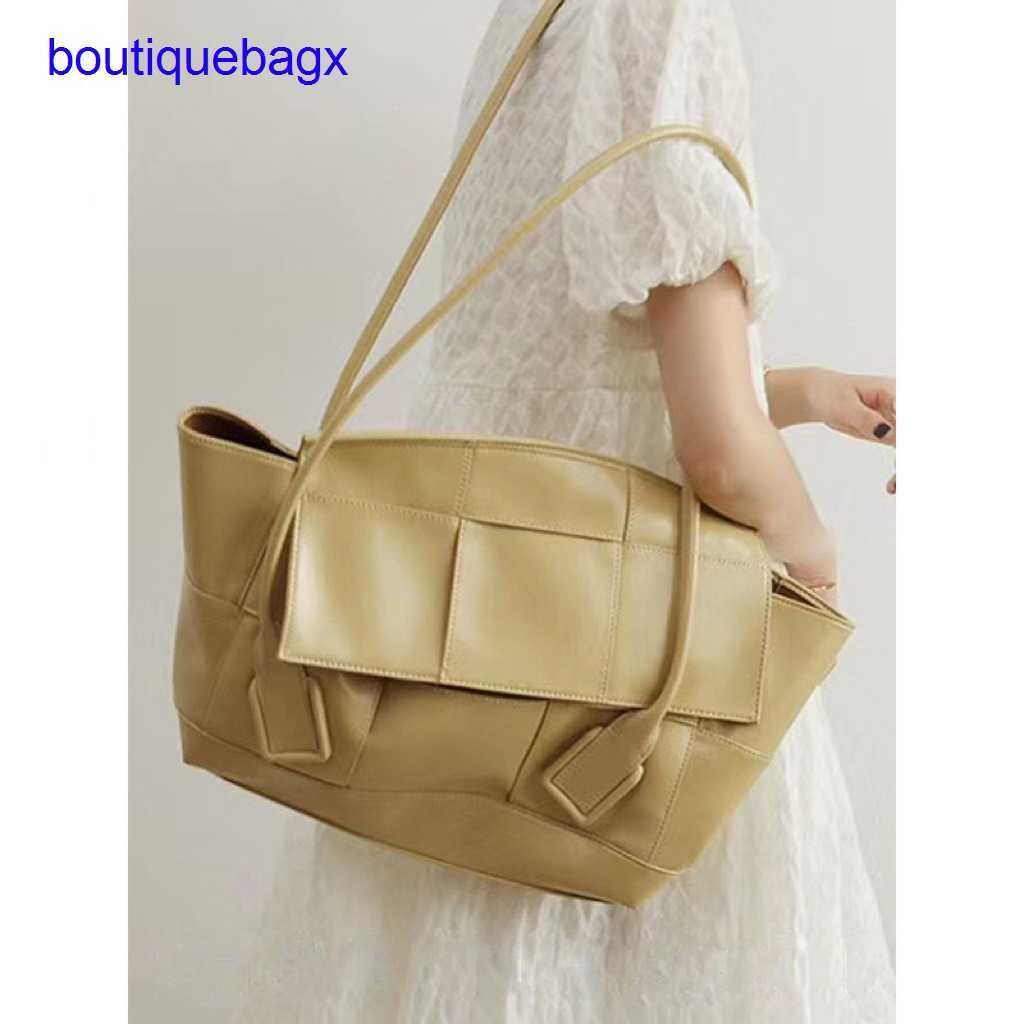 

Luxury Bottegss Venetss Arco Evening Bags online store Arco33 / 48 woven wing bag 2023 new autumn large capacity crossbow oil wax With logo NHZL, Cream black (48 medium)