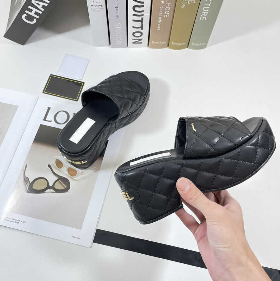 

Classic Hardware Matelasse Womens Sandals Flip Flops Mules Slider Wedge Heels 8.5cm Slipper Beach Shoes Outdoor Casual Shoe 23SS Designer luxurys rubber sole, Real pcs pls contact