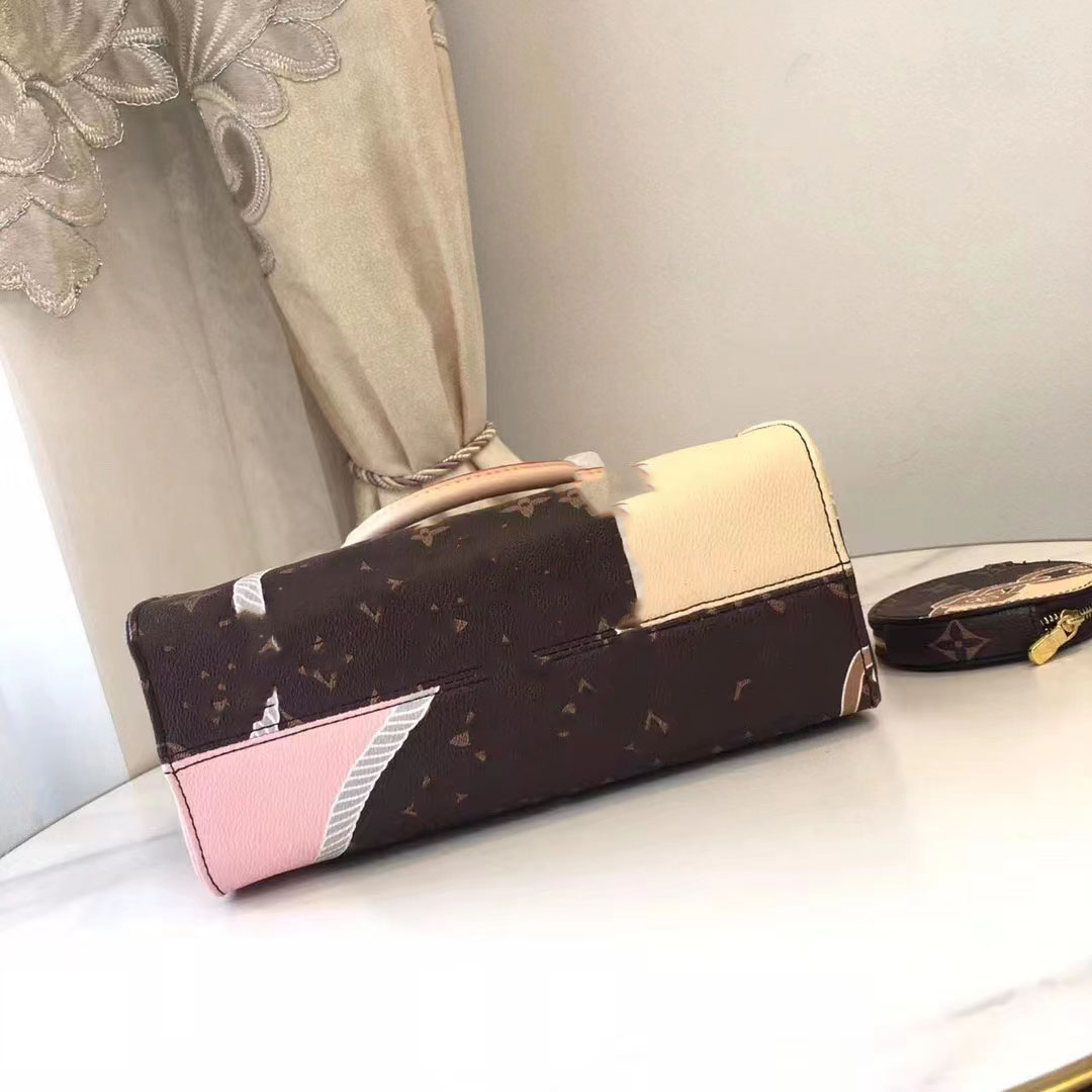 

The new stylish luxury designer shoulder bag is a versatile cross-body tote, White