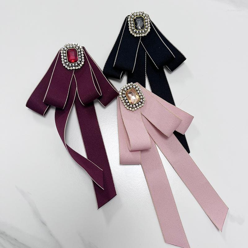 

Brooches 2023 Vintage Bow Ribbon Brooch Rhinestones Pearls Tie For Women Luxury Designer Girls Clothes Pin Jewelry Accessori