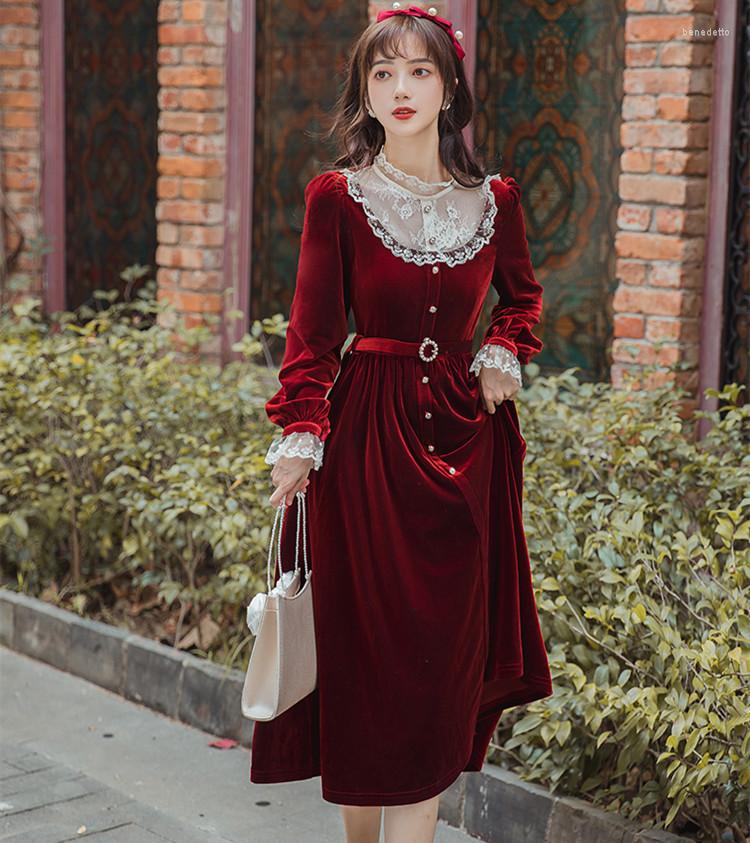 

Casual Dresses French Retro Red Velvet Dress For Women Slim Fit Lace Petal Sleeves Romantic Midi With Belt Vest Ladys
