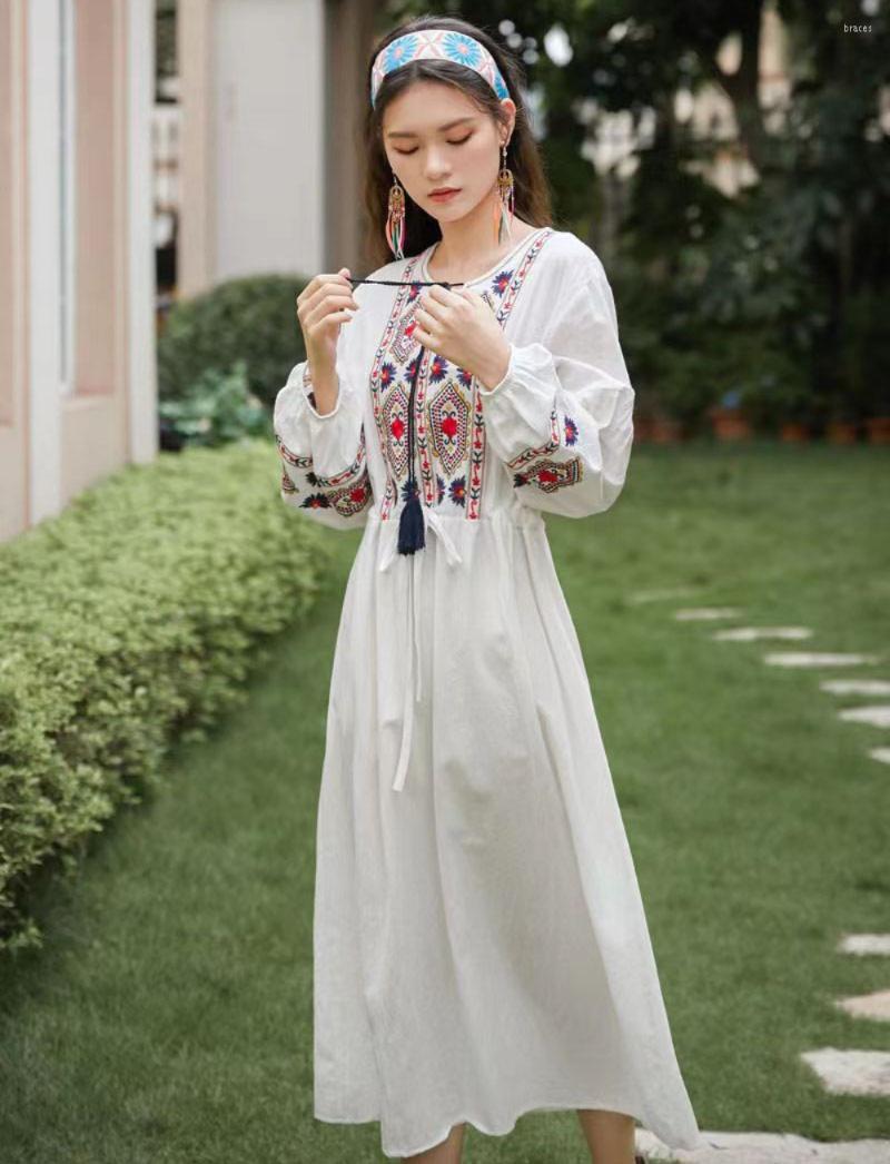 

Ethnic Clothing 2023 Chinese Traditional Dress Cheongsam Flower Embroidery Cotton Linen Holiday Women Party Qipao Vintage Tibet Robe