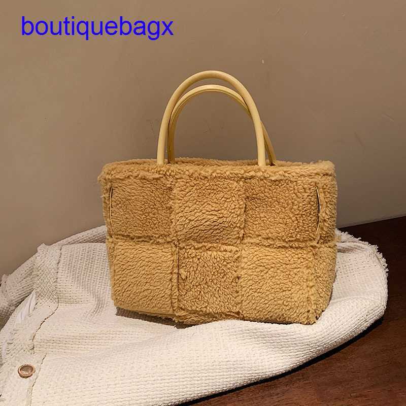 

Luxury Bottegss Venetss Arco Evening Bags online store 2023 spring new net red tide flow versatile bag weaving high-capacity porta With logo 7Q7O, Black12