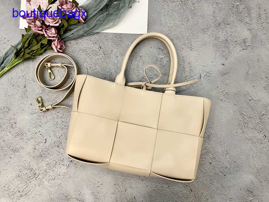 

Luxury Bottegss Venetss Arco Evening Bags online store 2023 small square bag Hand summer new Women's fashion niche design textured With logo KYU4, Black7