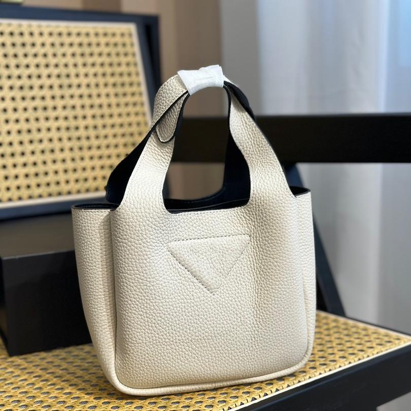 

2023 designer super hot fashion bag women's new mini bucket handbag with box, Black