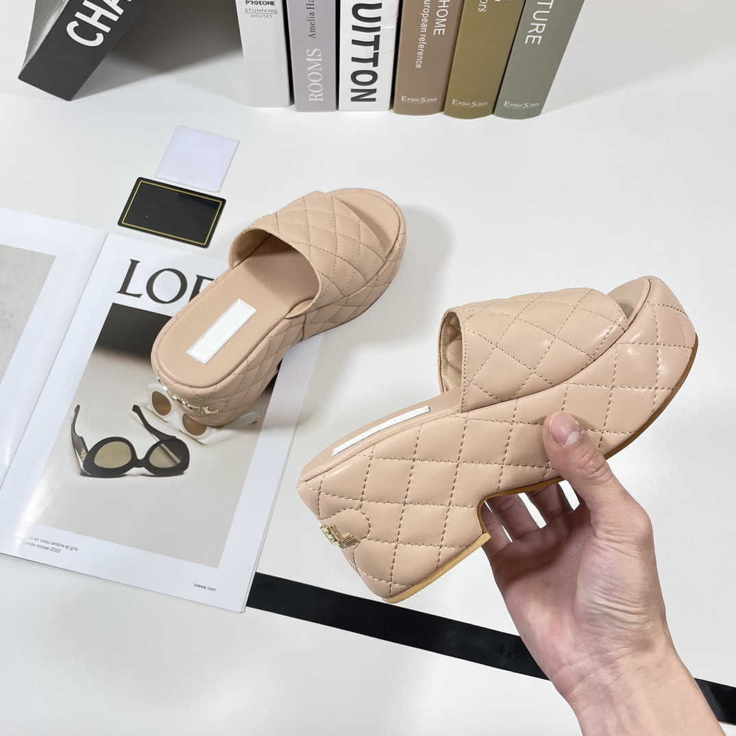 

Classic Lambskin Womens Sandals Platform Wedge Heels 8.5cm Round Toes Slippers slides Buckle Designer Hardware Matelasse Quilted plaid Texture Outdoor Beach Shoes, Cnlhd3131