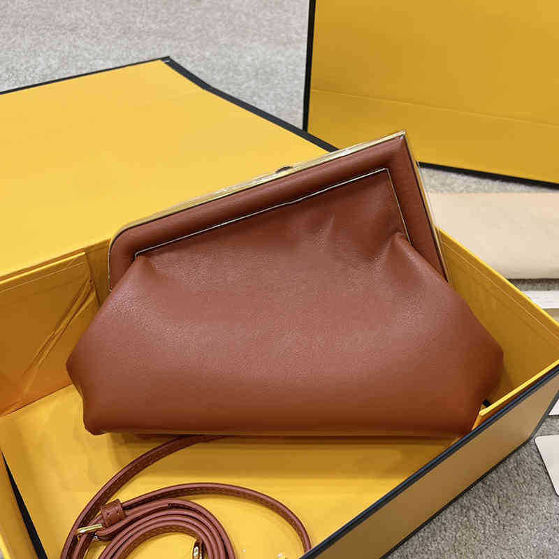 

NEW Classic Clip Bag Bags Letter Designer Bag Women Shoulder Bags Tote Leather Luxury Handbag Leather Crossbody Bags High Quality Fashion Messenger Bag Purse 211127, Beige