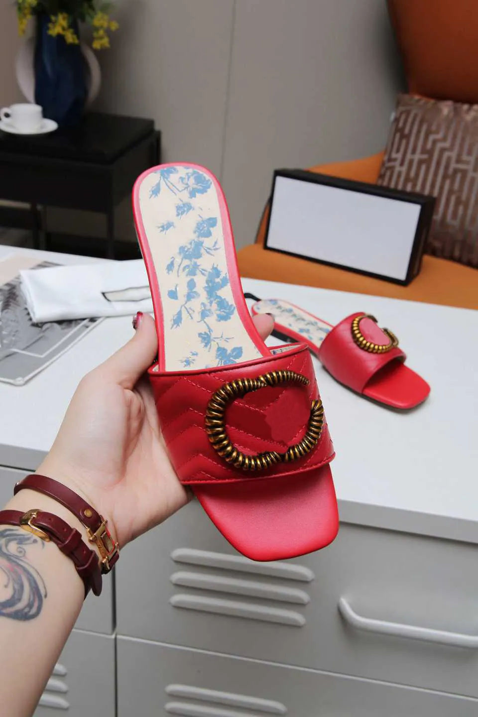 

Designer slippers sandals Fashion swimming pool crocodile slipper Rubber flat sandal Classic summer beach slippers, Brown