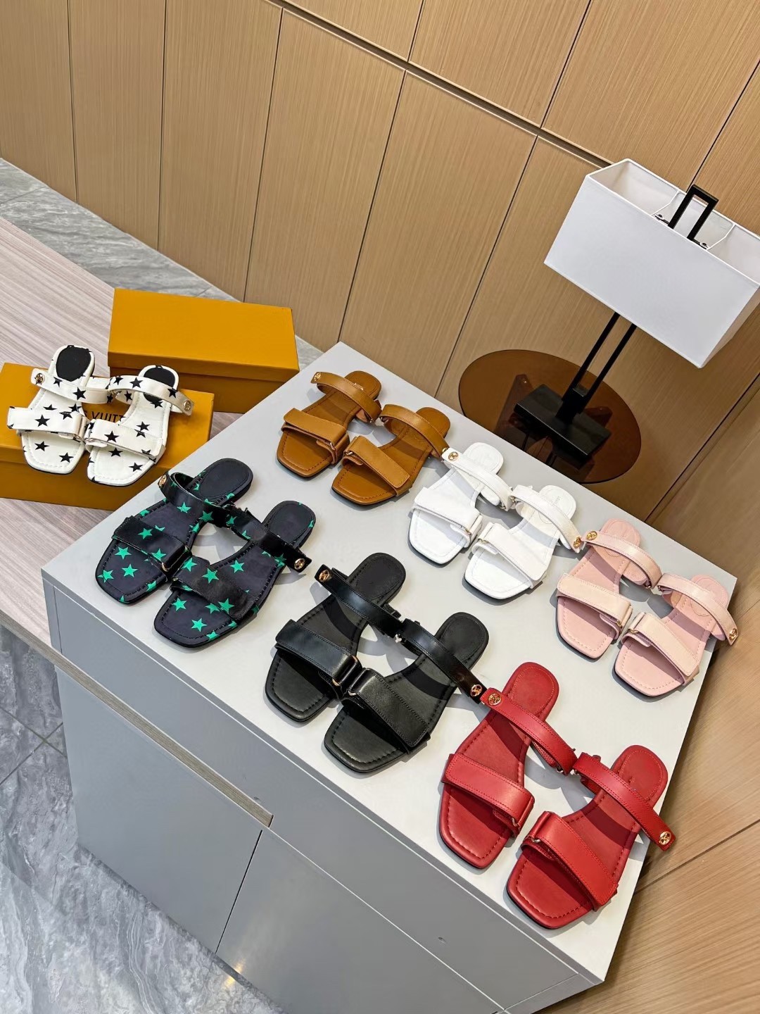 

2023 spring and summer slippers new fashion wear lightweight and comfortable, Red