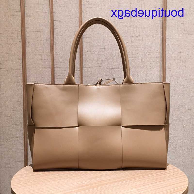 

Luxury Bottegss Venetss Arco Evening Bags online store large Chessboard hand woven bag leather new hand capacity Tote Bag Fashion With logo AT3L, Medium light caramel