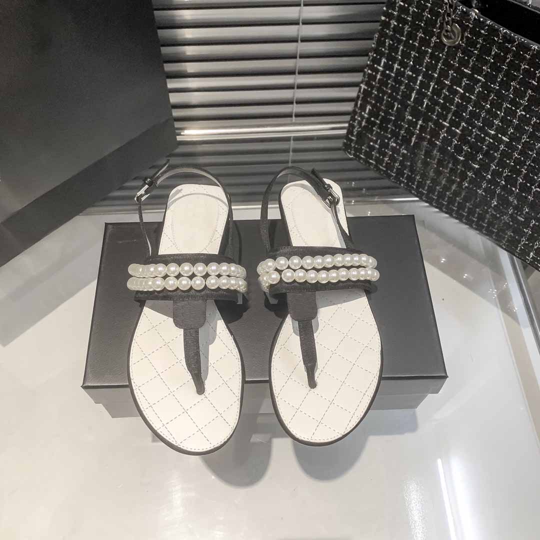 

Designer Pearl Chain Sandals: Luxury Summer Flips for Women - Fashionable Beach Slippers (3 Colors), White