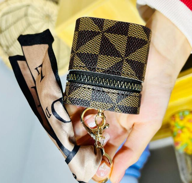 

Designer Letter Key Rings Silk Scarf Lipstick Keychains Fashion PU Leather Purse Pendant Car Keyring Chain Charm Brown Flower Mini Bag Trinket