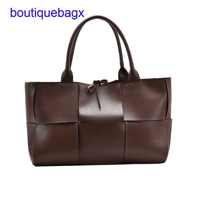 

Luxury Bottegss Venetss Arco Evening Bags online store Autumn Large New Female 2023 Korean Early Texture Shoulder Capacity Woven T With logo E76D, Black5