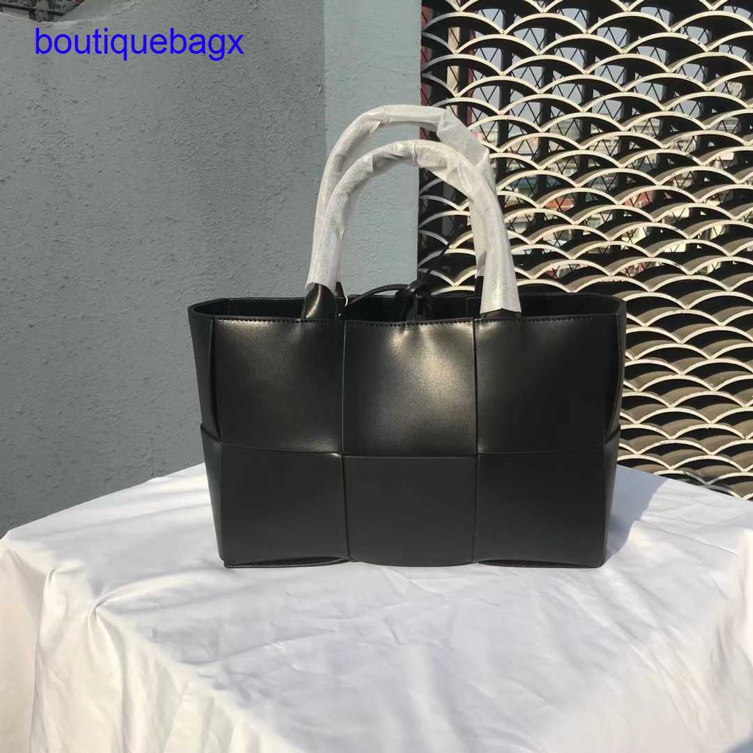 

Luxury Bottegss Venetss Arco Evening Bags online store and New hand woven shopping bag in autumn winter 2023 large capacity tote l With logo 23T0, White5