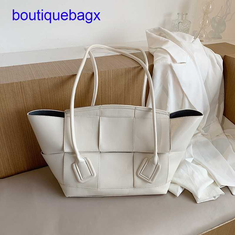 

Luxury Bottegss Venetss Arco Evening Bags online store Autumn Women's 2023 Texture and Winter Big Fashion Woven One Shoulder Under With logo Z7Y5, White4