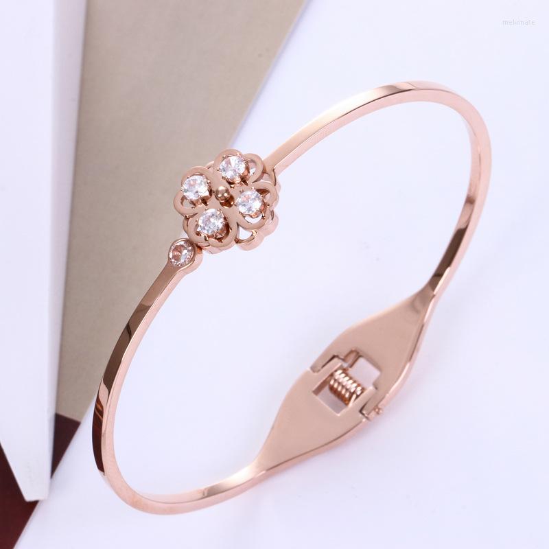 

Bangle YUN RUO 2023 Arrival Punk Luxury Swiveling Flower Rose Gold Color Women Birthday Gift Titanium Steel Jewelry Not Fade