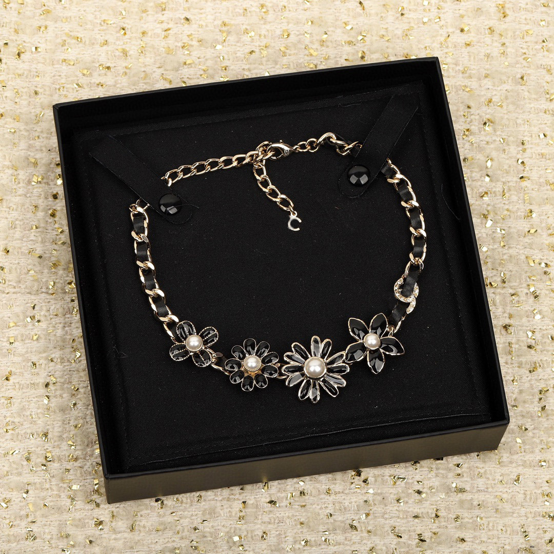 

2023 Luxury quality choker pendant necklace with black genuine leather and flower shape design have box stamp PS3538A