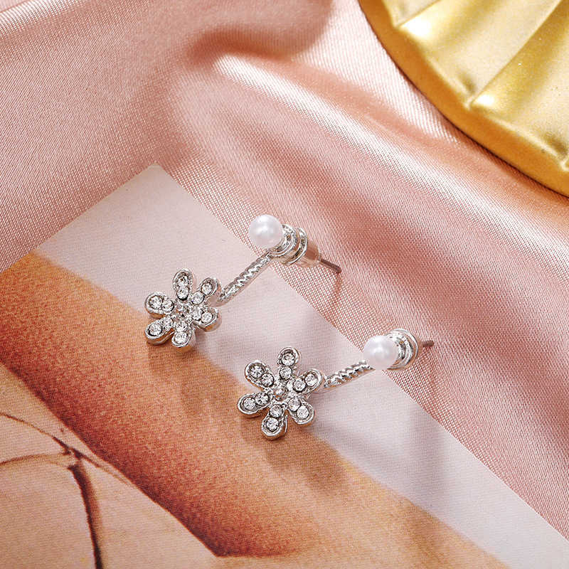 

Dangle Chandelier Korea Fashion Jewelry Small Fragrance Lady Silver Pearl Studded With Five-leaf Flowers Wearing Earrings Jewelry Women G230313