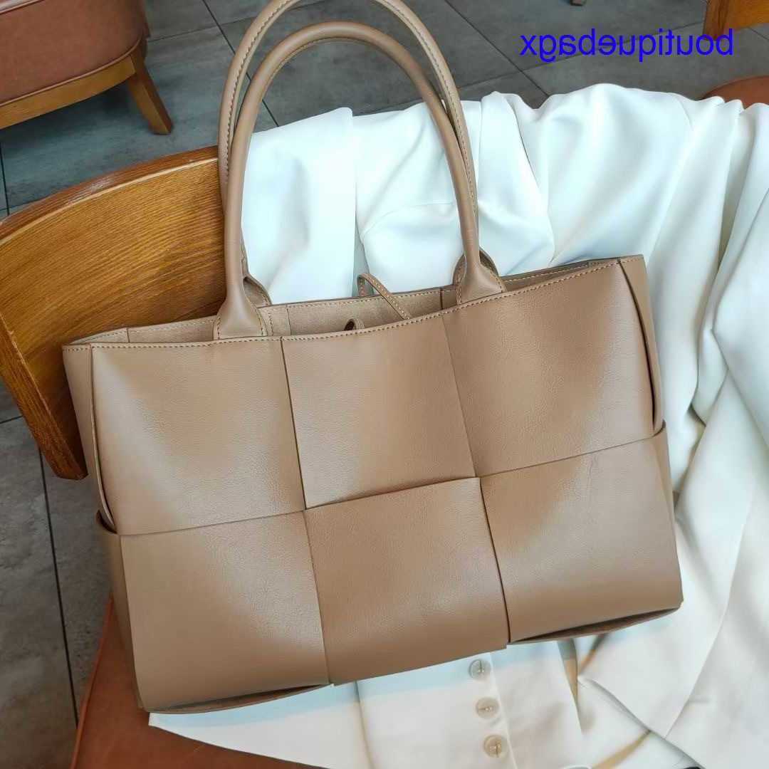 

Luxury Bottegss Venetss Arco Evening Bags online store leather hand bag women's large capacity class Fashion commuting A4 paper fi With logo ZG2U, Milk-white