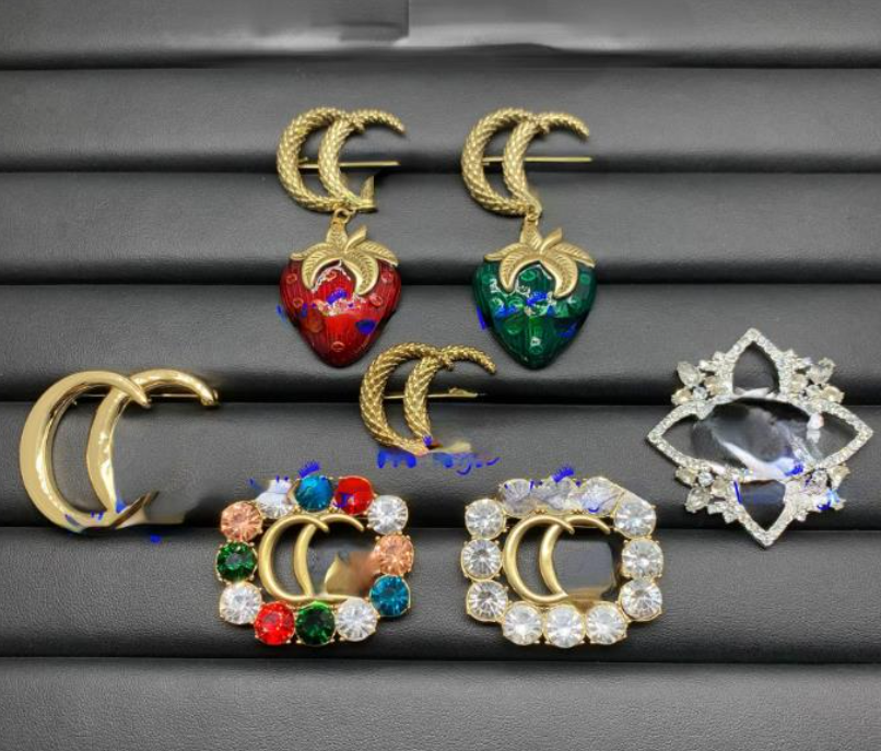 

American Designer Brooch New Retro Alphabet Multilateral Diamond Plant Flower Pin Female Temperament Light Breastpin Wholesale