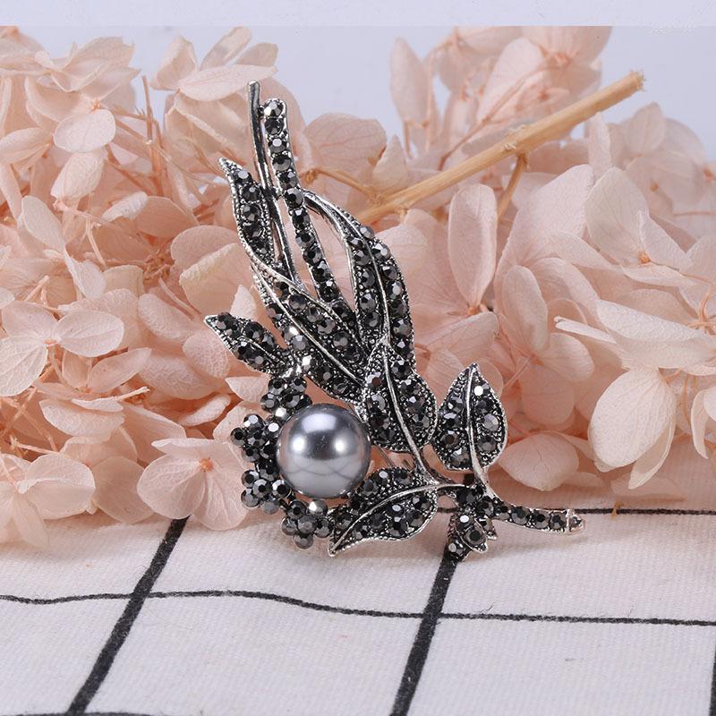 

Brooches Vintage Alloy Rhinestone Pearl Plant Brooch Corsage Female High-end Temperament Accessories Pin Silk Scarf Buckle