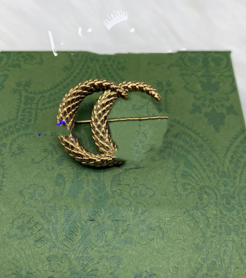 

Quality Designer Brooch New Retro Alphabet Multilateral Diamond Plant Flower Pin Female Temperament Light Luxury Breastpin Wholesale