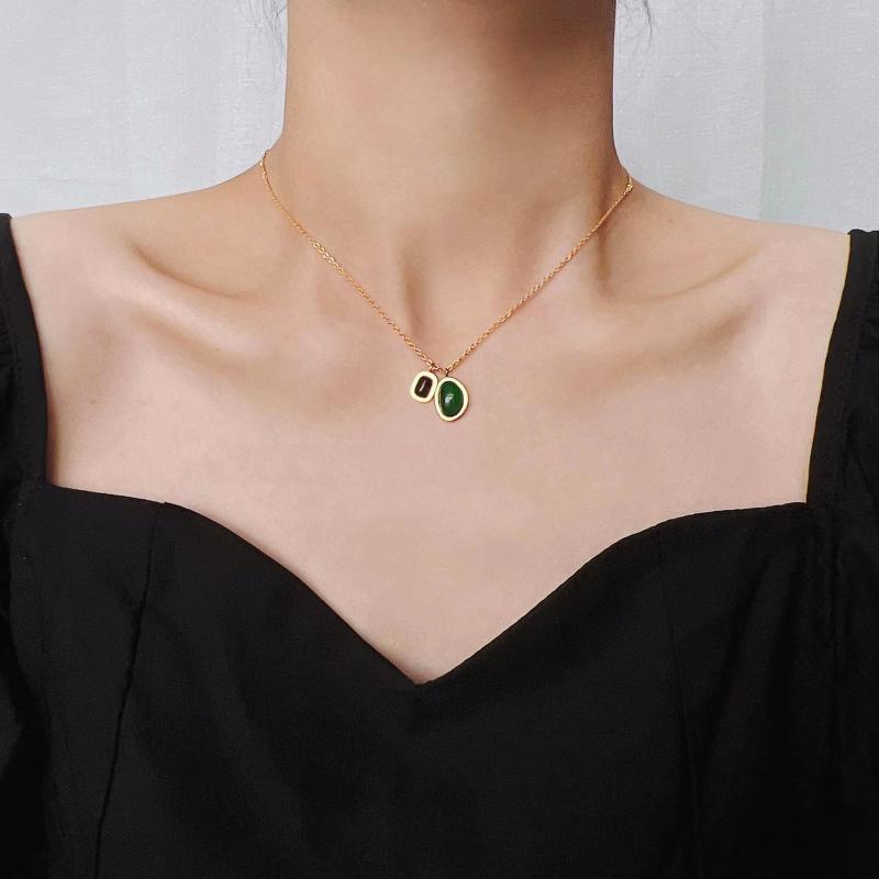 

Chains Green Agate Pendant Necklace For Women Stainless Steel Fashion Jewelry French Female Vintage Design Clavicle Chain