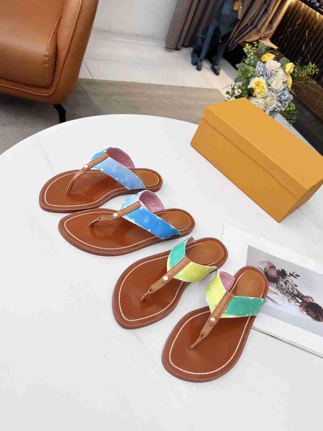 

2023 Flat Girl Studs Slide Slippers Flip Flop Women Leather Thong Sunny Designer Lady Letter Printed Canvas Strap Rubber Shoes Size 35-45