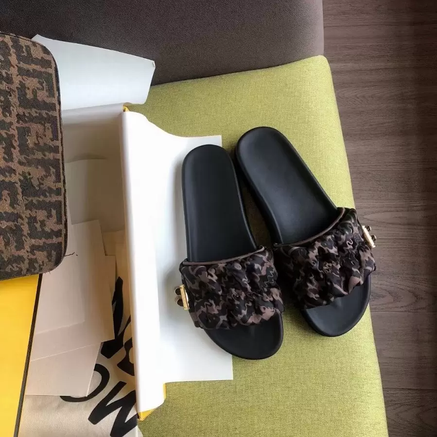 

Designer Women Slippers Feel Satin Slides Print Silk Scarf Fabric Flat Slipper Summer Beach Sandal