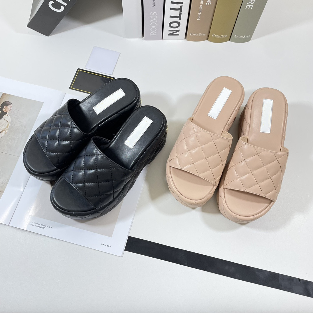 

23ss Calfskin Quilted Wedge Sandals Slippers Women High Heels Pump Designer Matelasse plaid Texture Mules Slider Flip Flops Casual Party Slides Black Beige 8.5CM, Fill postage