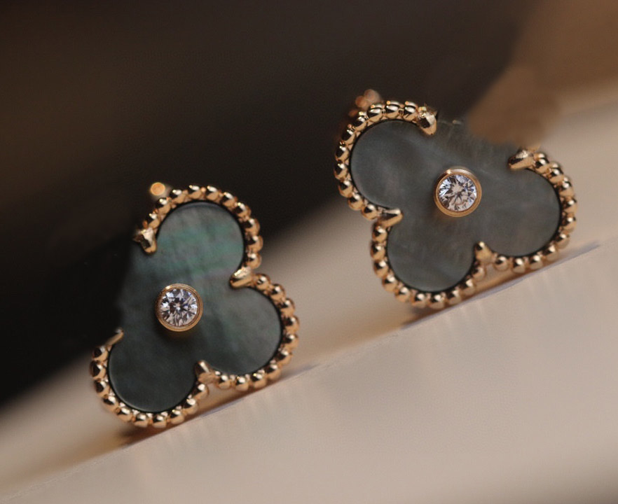 

2023 Luxury quality Charm flower shape clip earring with grey shell beads and sparkly diamond in 18k rose gold plated have box stamp PS3532A