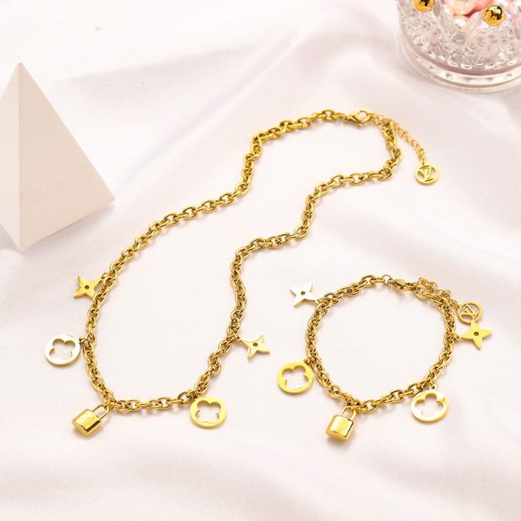 

Fashion Senior Women Necklaces Luxury Brand Love Pendant Necklaces Designer Jewelry Necklace Premium Four Leaf Flower Long Chain 18k Gold-plated Accessories