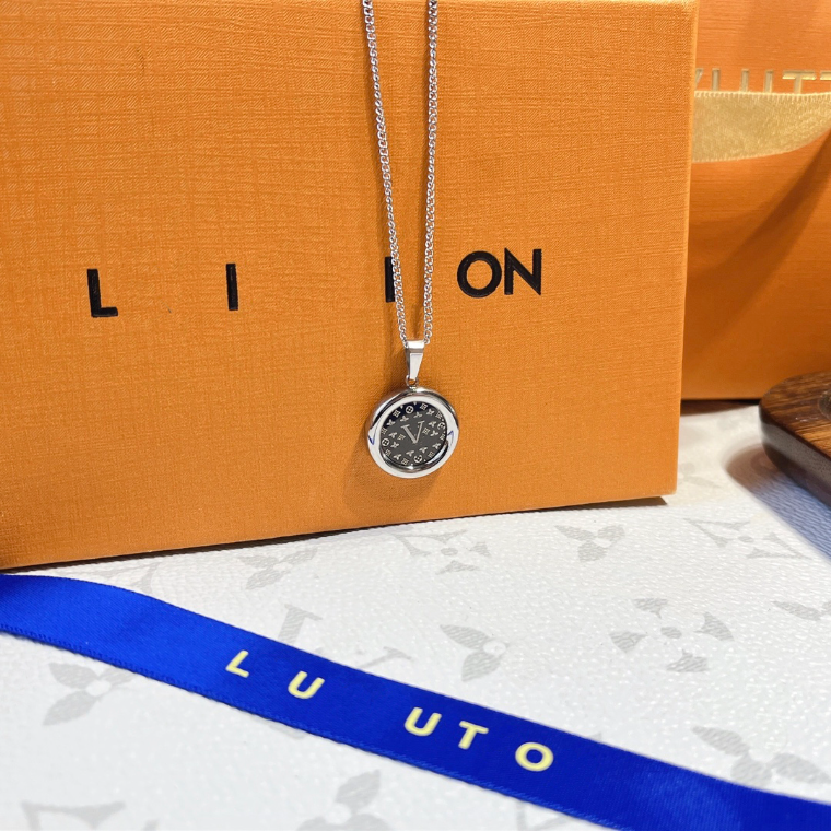

Selected Luxury Designer Necklaces Exquisite Designer Silver Plated Pendant Necklaces Premium Young Style Long Chain Fashion Gift Couple Family And Friends