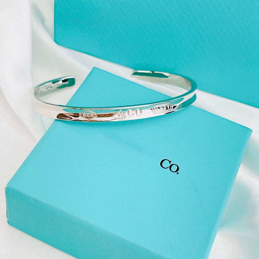

Luxury Designers Bracelet gold bracelet for women Stamp engraving letter Bracelet Fashion Elegant Jewelry Gift Birthday Gift very beautiful